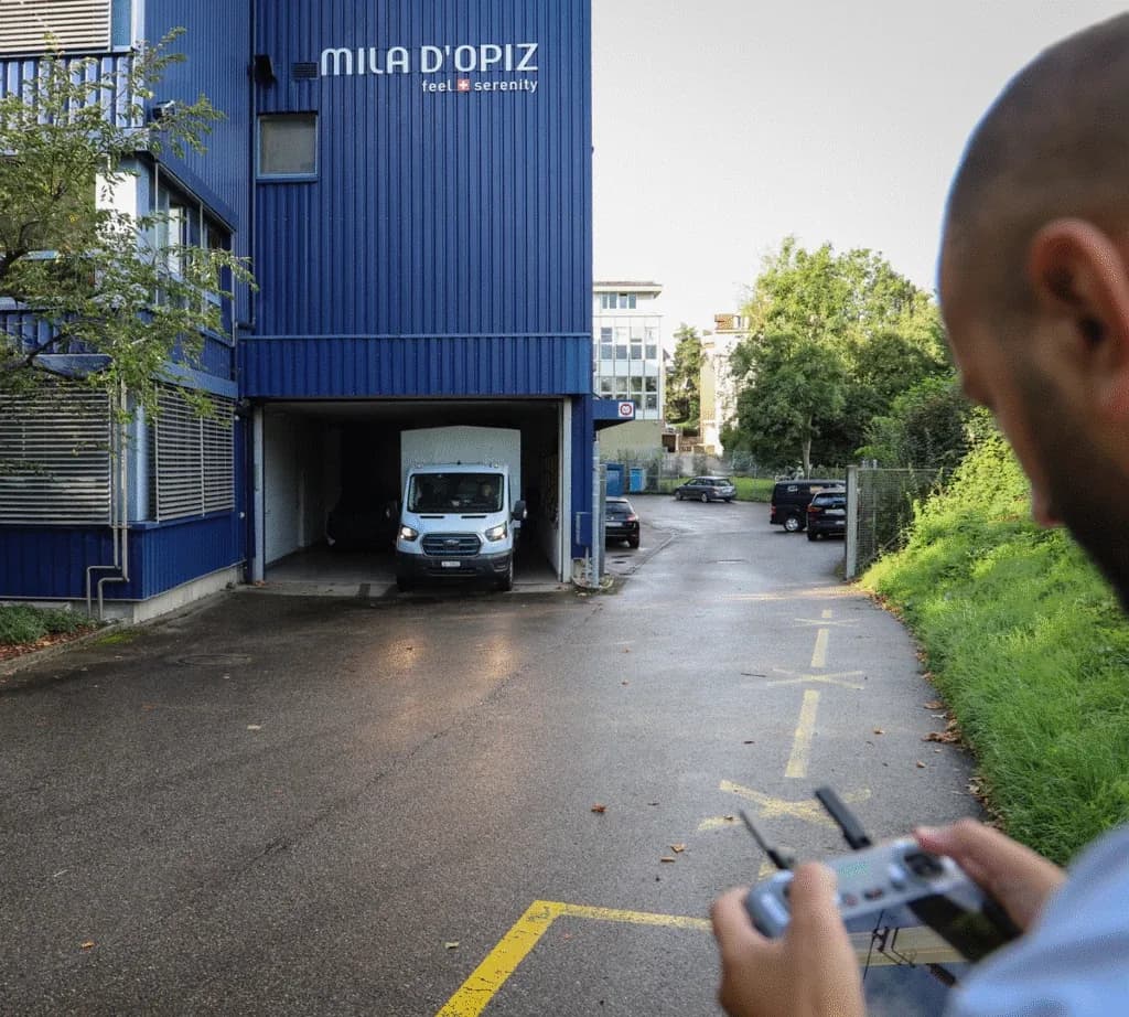 Drohnenpilot steuert eine Drohne vor dem Firmengebäude