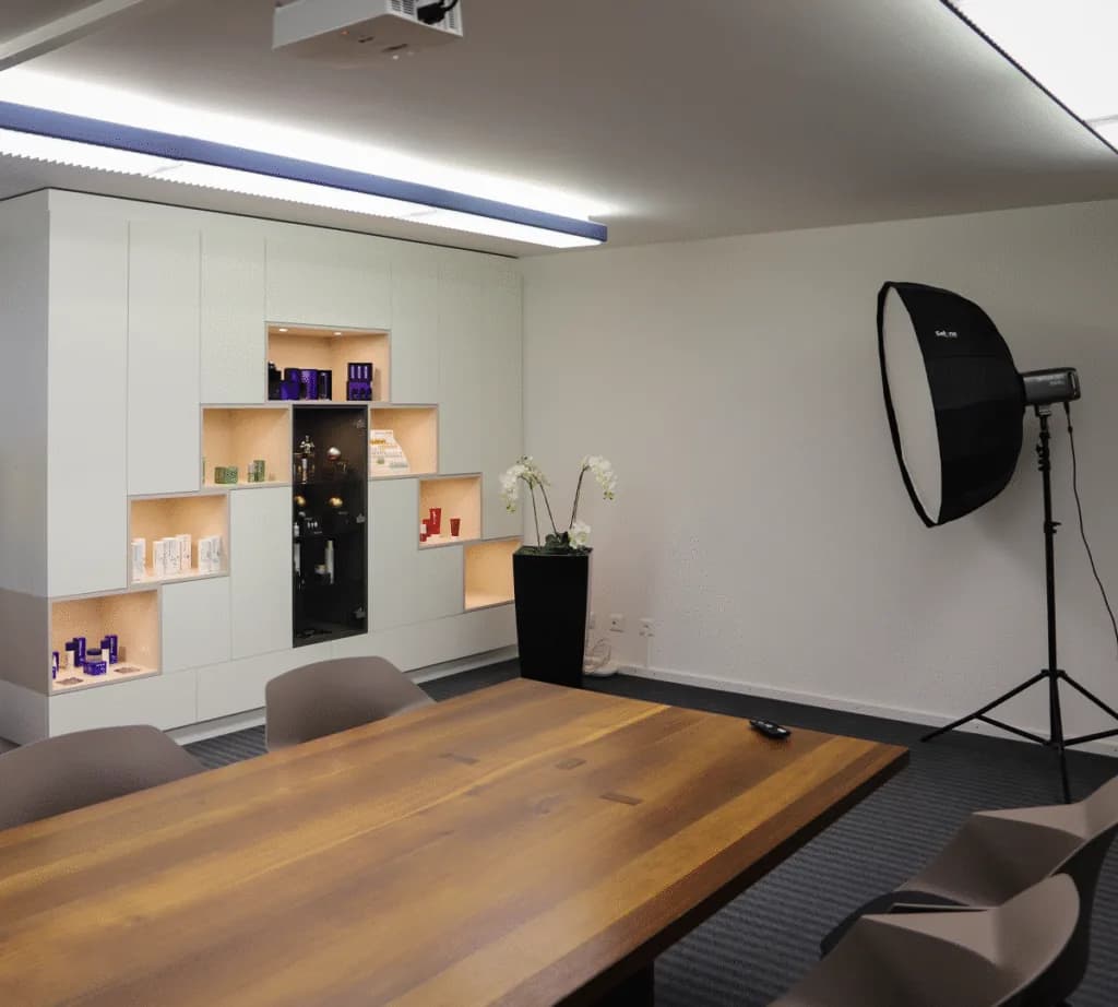 Für das Shooting eingerichteter Raum mit Studioleuchte und Produktregal