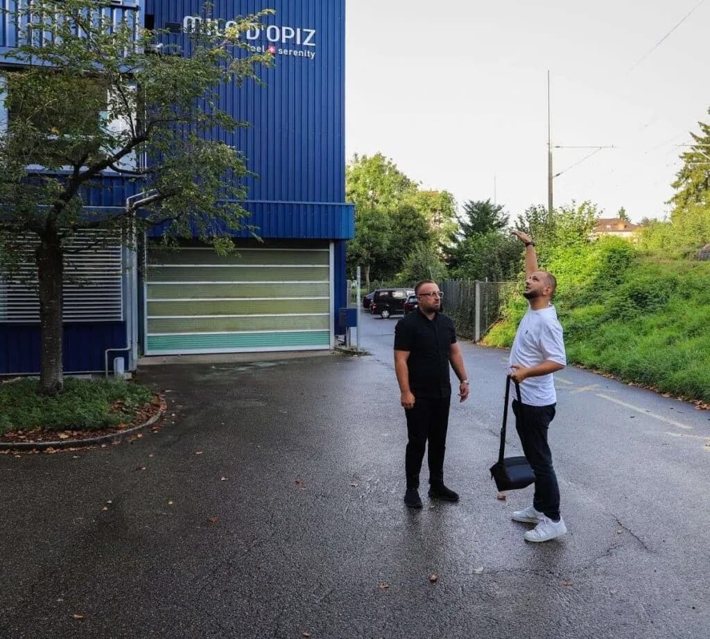 Standortbesprechung vor dem Firmengebäude von Mila d’Opiz
