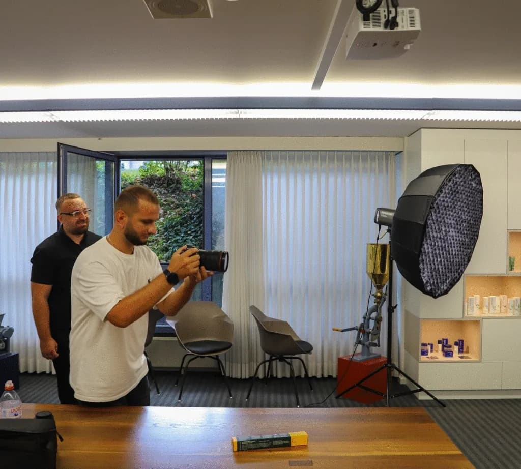 Fotograf von Madex beim Produkt-Shooting im Besprechungsraum eines Kunden